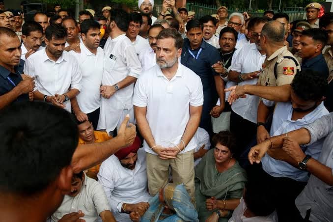 'वन-शू ट्रेंड' से संसद में नया स्टाइल स्टेटमेंट: एक पैर में जूता पहनकर राहुल गांधी ने दी नई राजनीति को रफ्तार!
