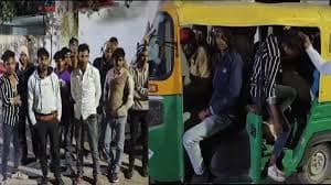 झांसी में ऑटो नहीं, चलता-फिरता मेट्रो कोच! 19 सवारियों के साथ पुलिस ने पकड़ा "जुगाड़ एक्सप्रेस"